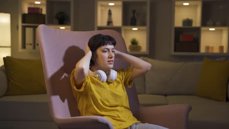 신경 ⁇ 약을  ⁇ 고 있는 젊은 여성이 집에서  ⁇ 망진창을 벌이고 있습니다.