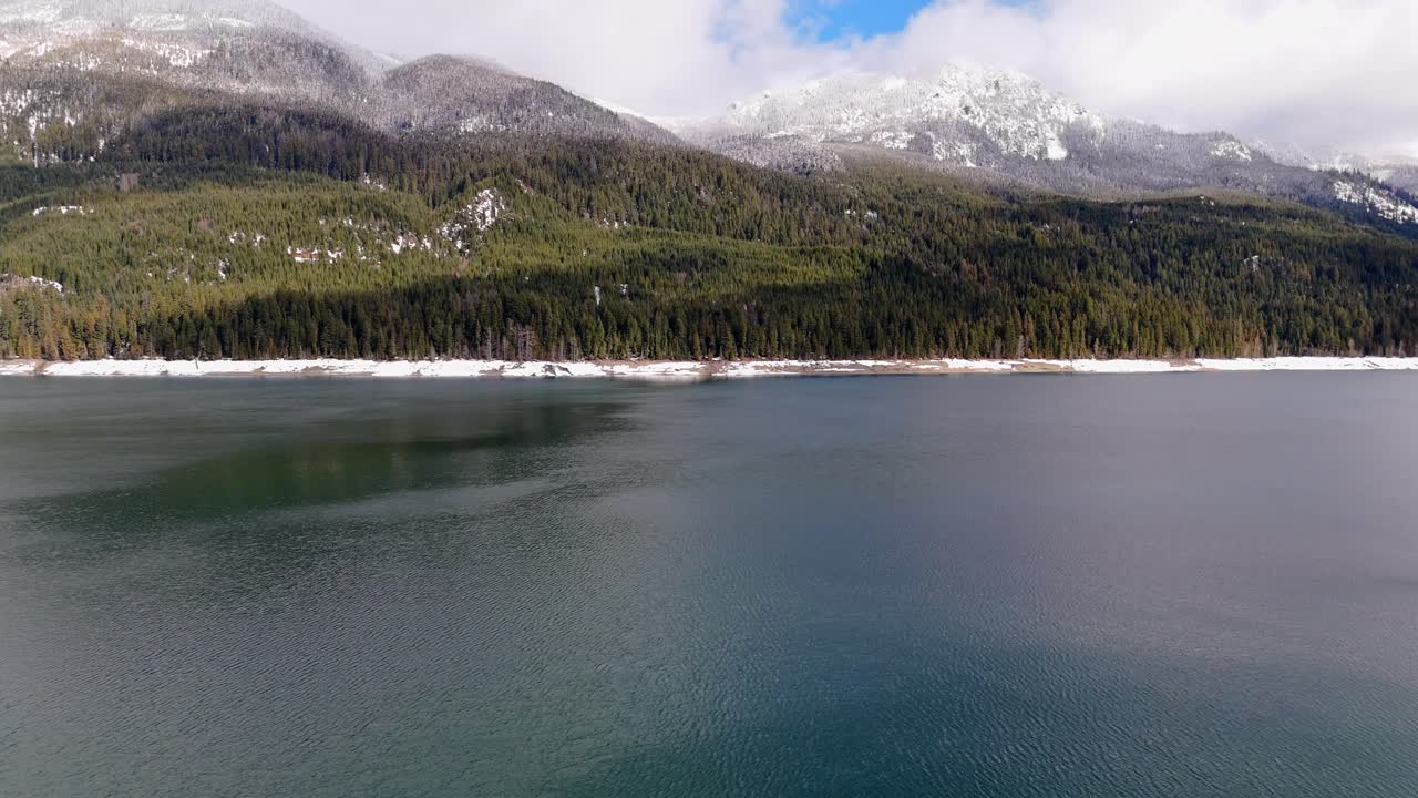 estado de washington vista panorámica del lago kachess con nieve y bosque de hoja perenne
