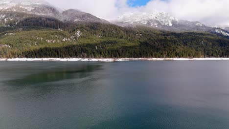 Vista-Panorámica-Del-Estado-De-Washington-Del-Lago-Kachess-Con-Nieve-Y-Bosque-Siempre-Verde