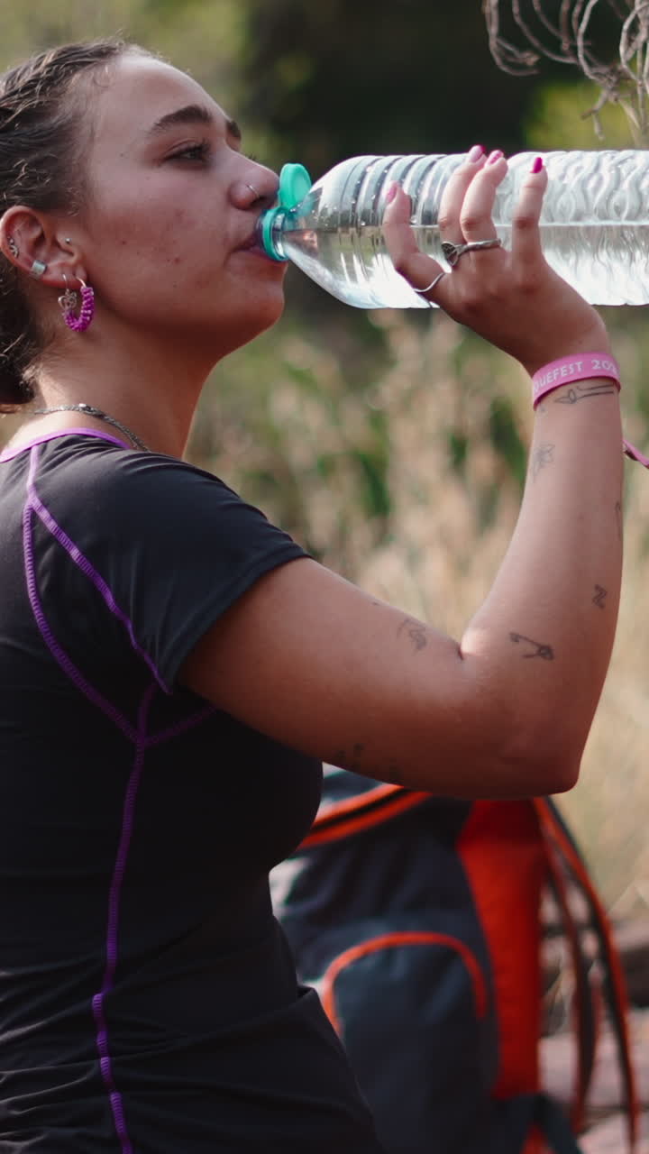 Mujer hidratándose al aire libre