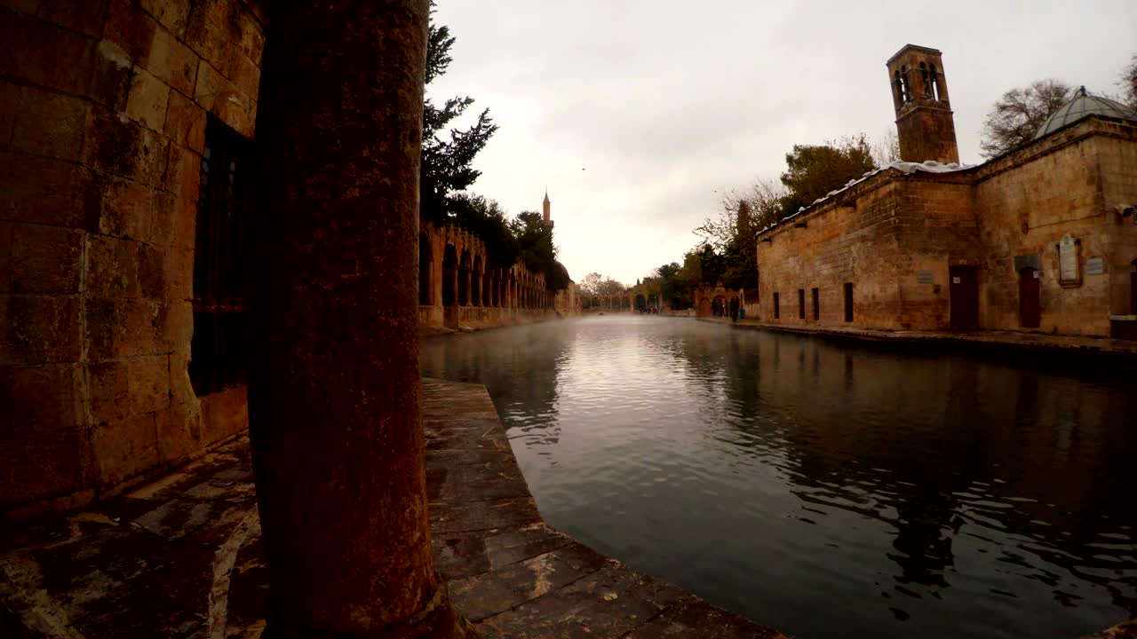 perspectiva balikligol piscina de pescado sagrado se extiende la niebla sanliurfa
