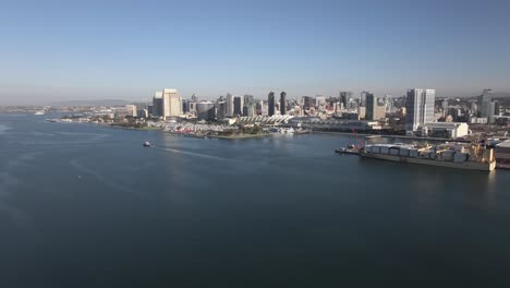 Antena-Del-Horizonte-Del-Centro-De-San-Diego-Sobre-La-Bahía-De-Coronado-Durante-El-Día-Azul-Claro