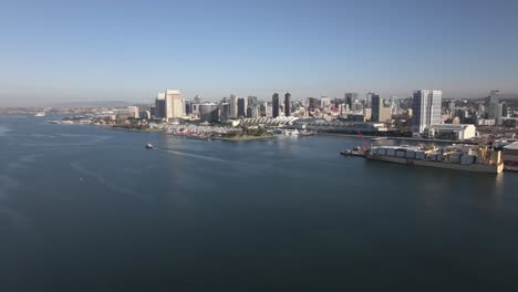 aerial del horizonte del centro de san diego sobre la bahía de coronado durante un día azul claro