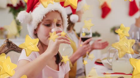 Animación-De-Estrellas-Cayendo-Sobre-Una-Feliz-Familia-Caucásica-Usando-Gorros-De-Papá-Noel-Y-Cenando