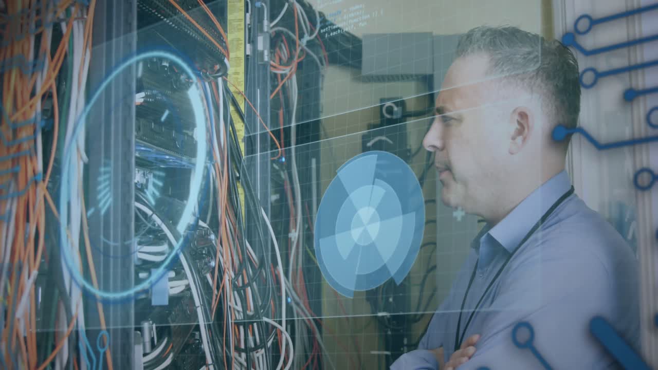 animación del procesamiento de datos a través de servidores de comprobación de hombres caucásicos