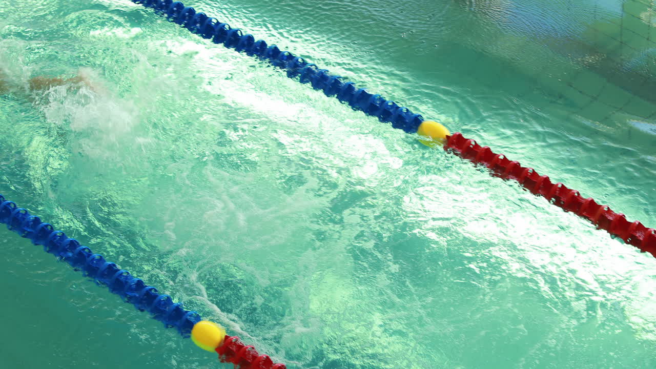 подходящий плаватель ныряет в бассейн