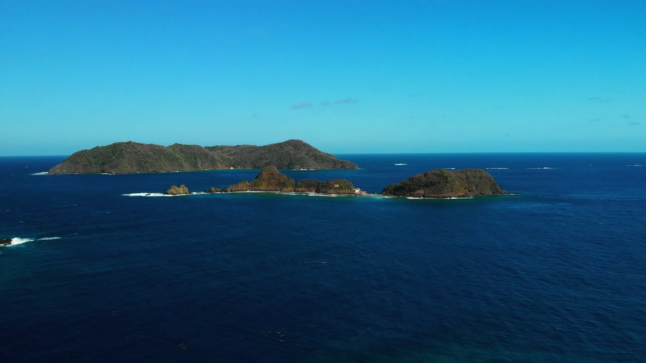 Aerial footage of the location of the largest Brain Coral in the world, located off the coast of little Tobago