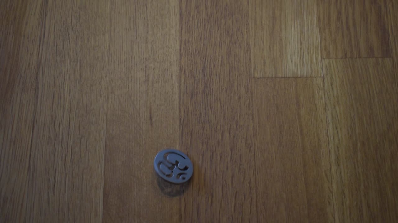 wodden 테이블-12에 회전 동전