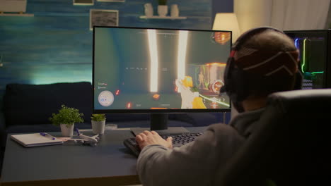 sobre el hombro de un hombre después de perder en videojuegos