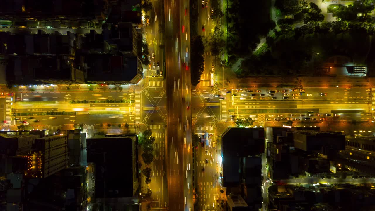 noche iluminado ciudad de taiwán tráfico calle cruce aéreo hacia abajo vista 4k taiwán