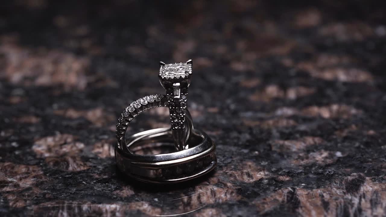 금반지에 반짝이는 다이아몬드