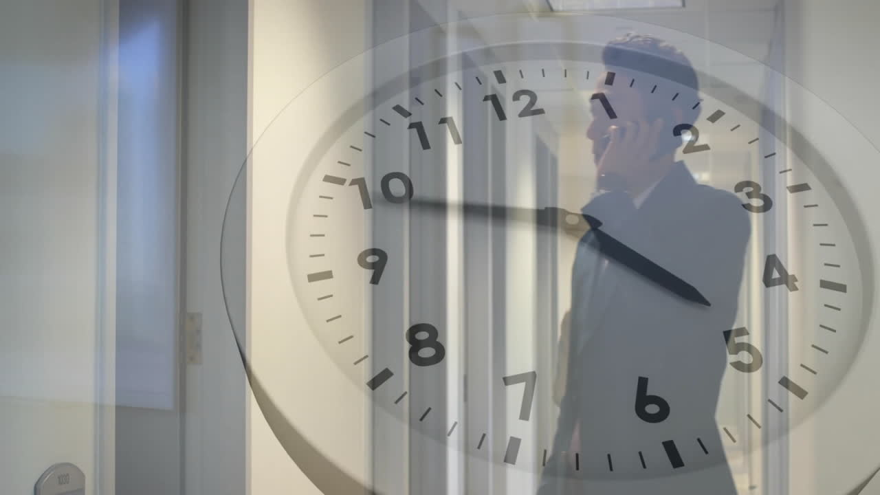 animación de reloj moviéndose sobre diversos colegas caminando y hablando en el teléfono inteligente en la oficina