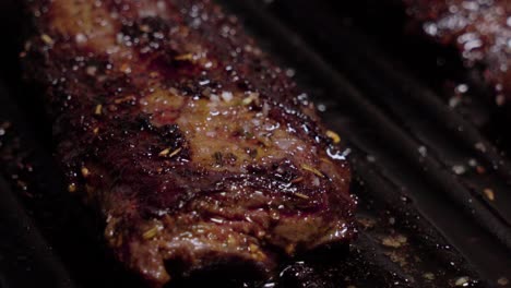 Nahaufnahme,-Gesalzenes-Steak-Beendet-Das-Kochen-Auf-Gusseiserner-Bratpfanne-Mit-Sprudelndem-Fett