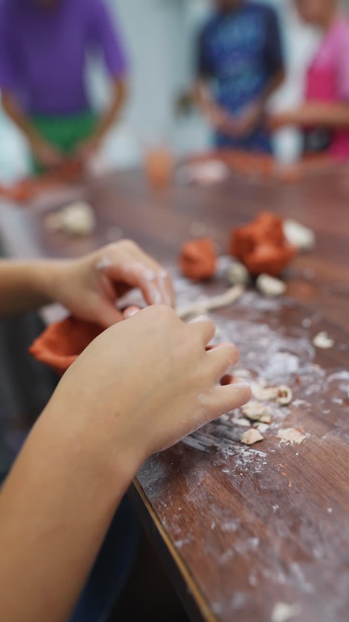 niños moldeando arcilla en un taller