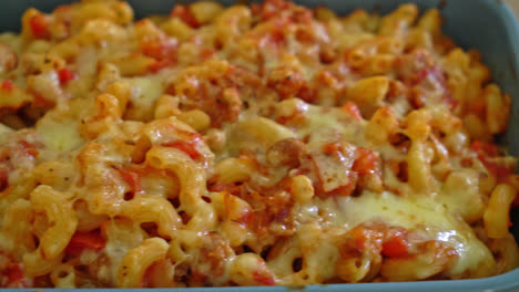 macarrones caseros a la boloñesa con queso - estilo de comida italiana