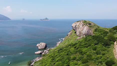 playa salvaje en la gran ciudad de río de janeiro, brasil