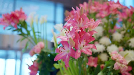 Rosa-Und-Weiße-Blumendekoration-Am-Eingang-Des-Hotels,-Nahaufnahme,-Bogenaufnahme