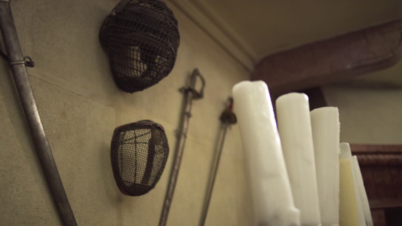 중세 성 bojnice, 슬로바키아, 유럽 4k에 있는 오래된 검과 양초의 근접 촬영