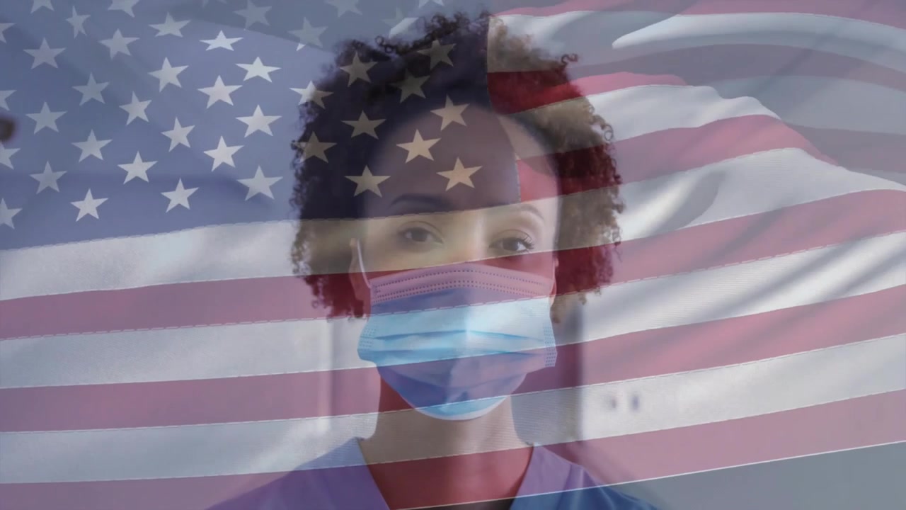 Profissional de saúde levantando a máscara e ajustando-a, protegendo pacientes com sobreposição da bandeira americana.