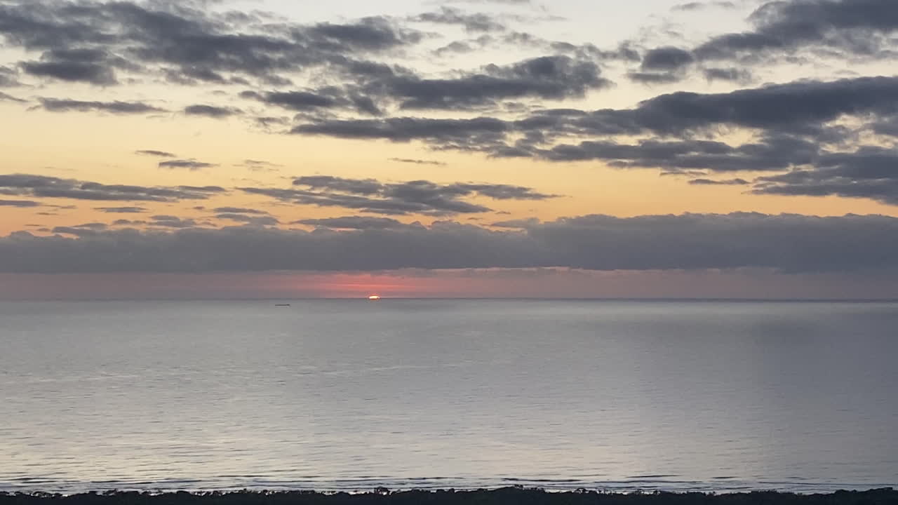 puesta de sol sobre el océano