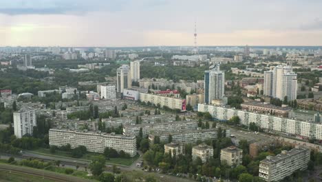 Luftaufnahme-Der-Skyline-Von-Kiew,-Ukraine-Mit-Funkturm-Im-Hintergrund