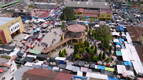 rotación aérea lenta del parque en medio de la plaza del pueblo en san juan ostuncaclo durante el mercado