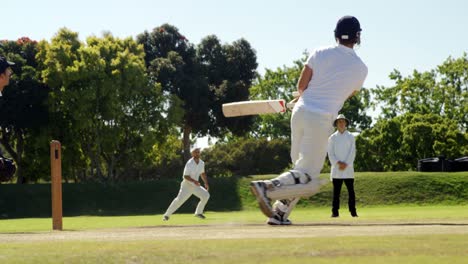 Bateador-Golpeando-Una-Pelota-Durante-Un-Partido-De-Cricket