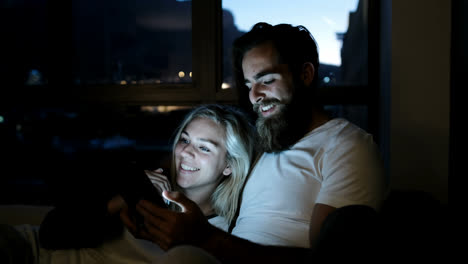 pareja usando una tableta digital en casa 4k