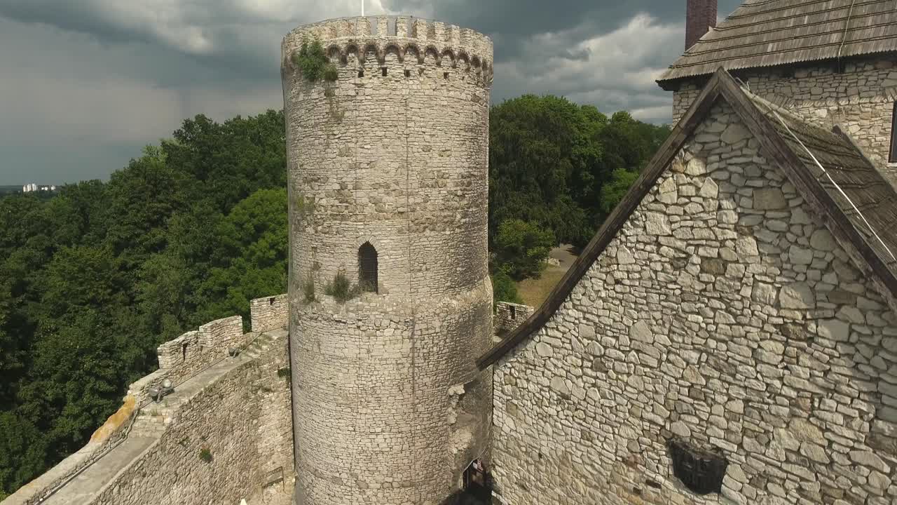 toma dinámica de drones del antiguo castillo medieval con torre 4k
