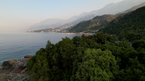 Vegetación-Verde-Y-Exuberante-Que-Revela-Una-Hermosa-Bahía-Con-Agua-De-Mar-Turquesa-Rodeada-De-Playas-En-Albania