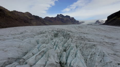 vista aérea del asombroso glaciar vatnajokull en islandia