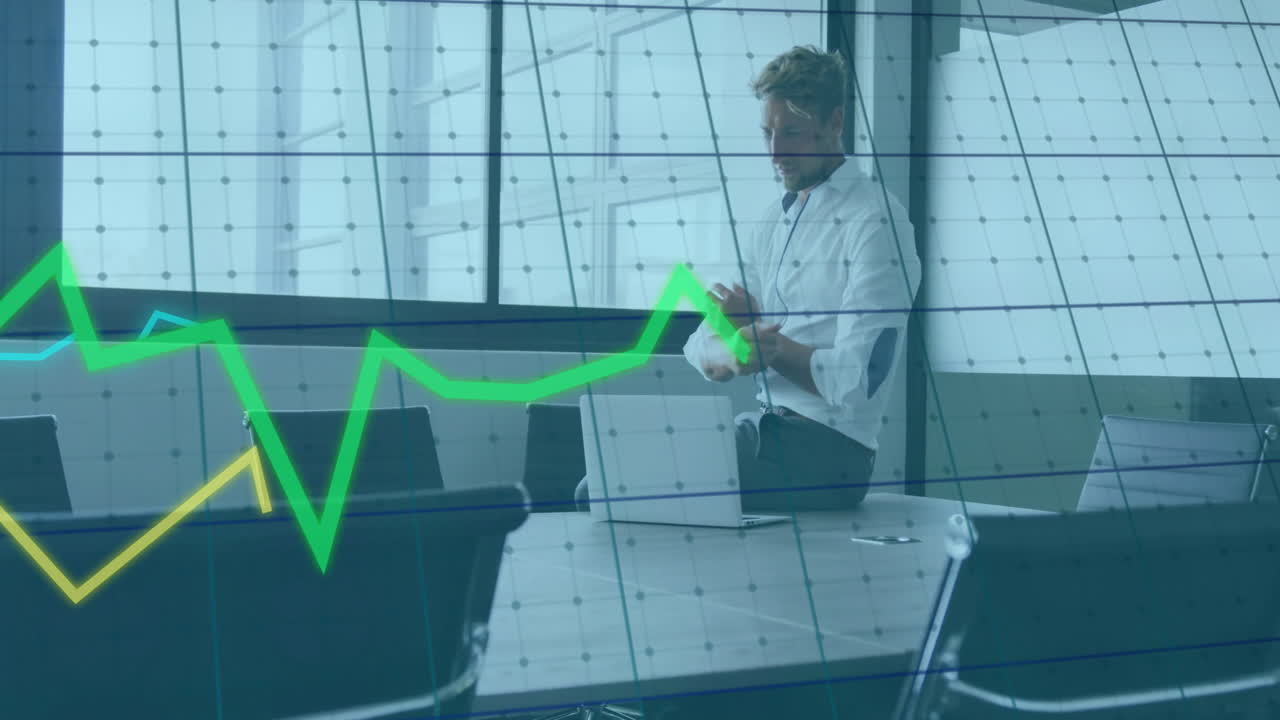 animación del procesamiento de datos financieros sobre el empresario caucásico en el cargo