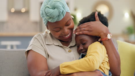 Mama,-Küsse-Oder-Umarme-Schlafendes-Kind-Auf-Der-Couch-Aus-Liebe