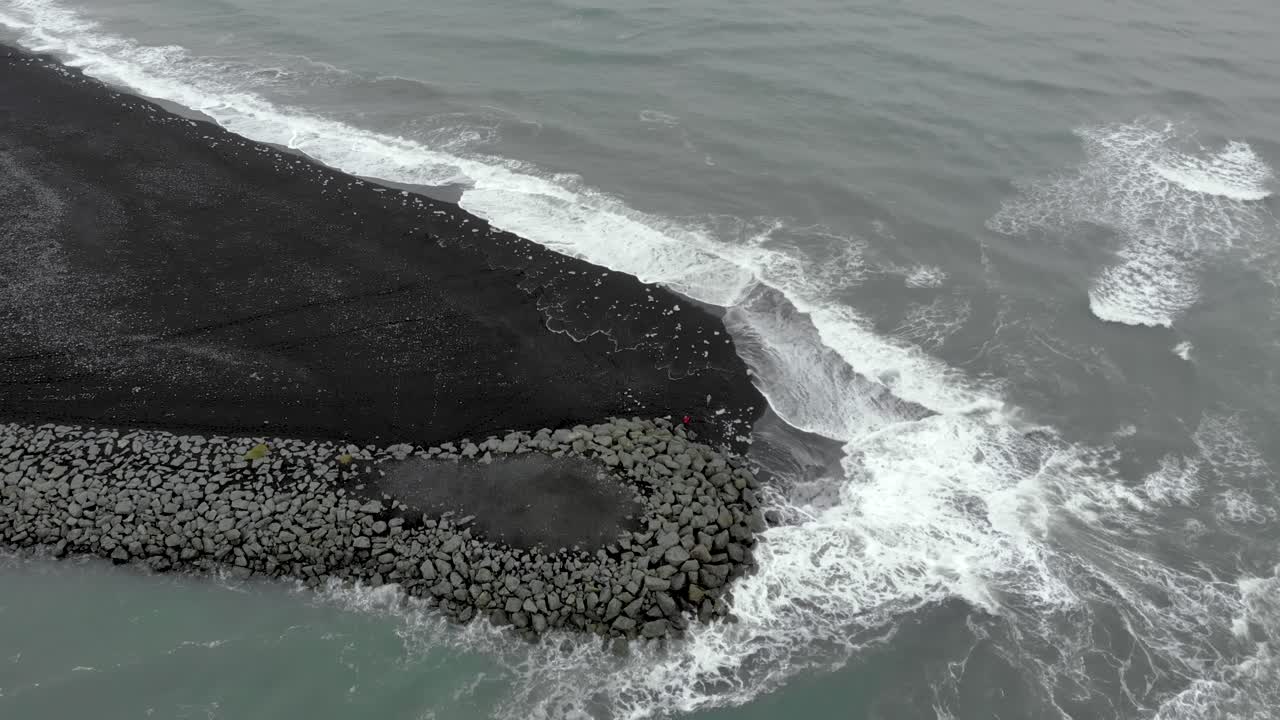 다이아몬드 비치 근처의 아이슬란드의 빙하 호수와 바다가 만나는 곳의 영상