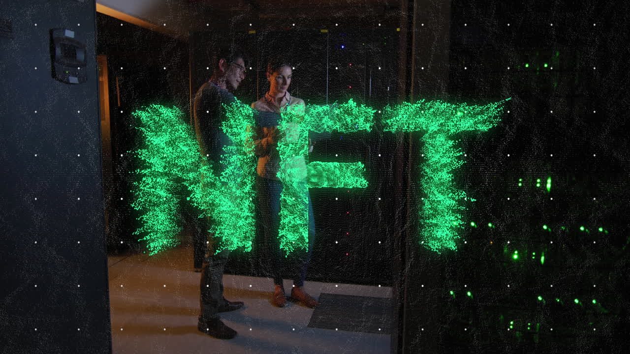 animación de texto nft sobre diversos trabajadores en la sala del servidor