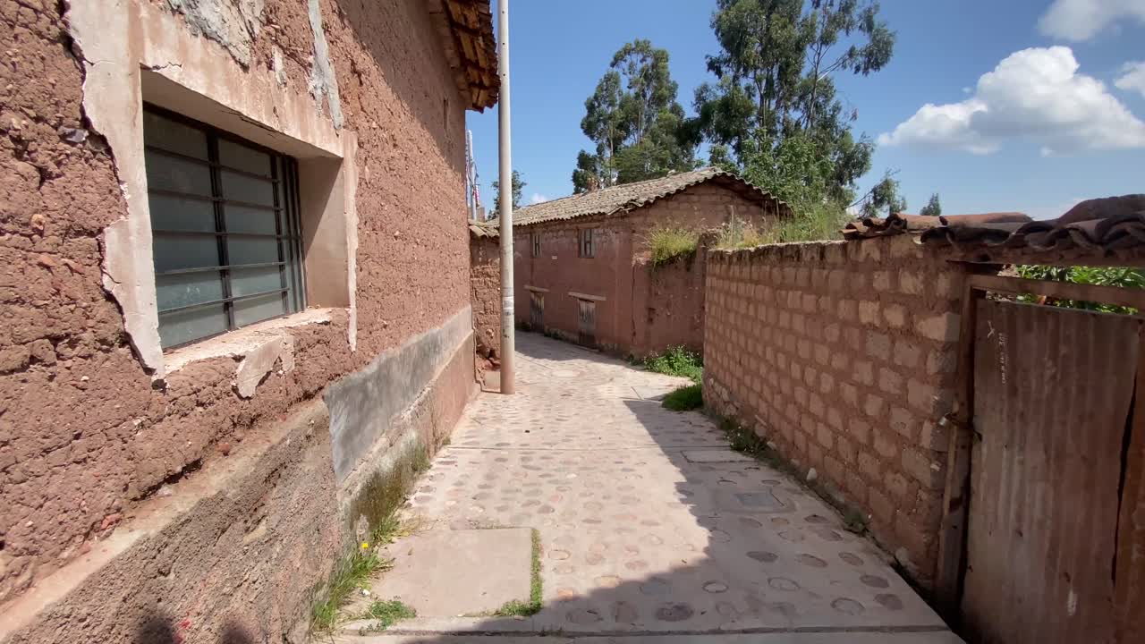 imágenes en cámara lenta de una pequeña aldea andina en perú con arquitectura tradicional