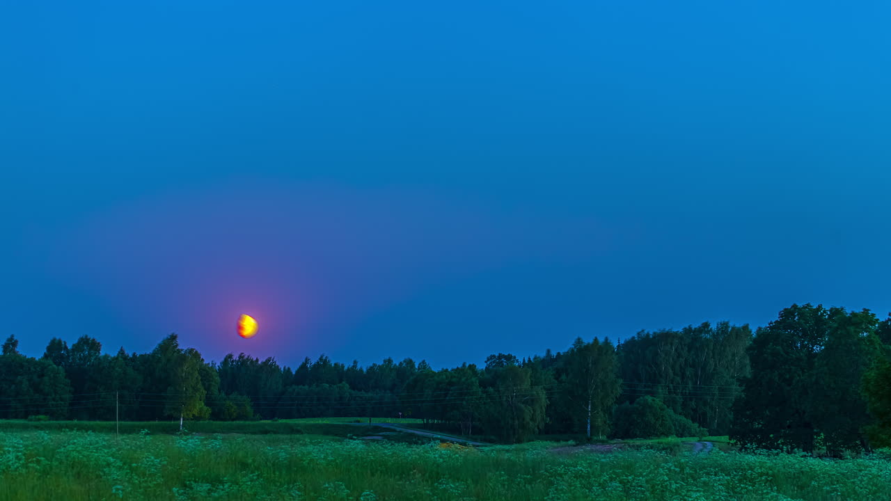 무성한 시골 들판 위로 내려가는 태양 지구, 황혼의 하늘 저속