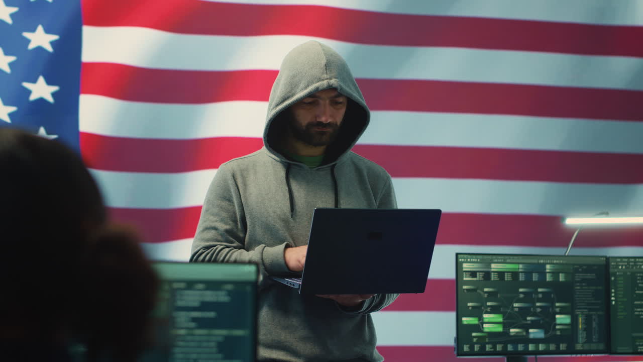 un hacker trabajando en un espacio de trabajo del gobierno con la bandera de los estados unidos