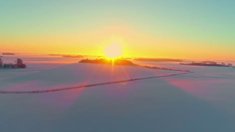 一架无人机在白雪覆盖的农田上空射击,