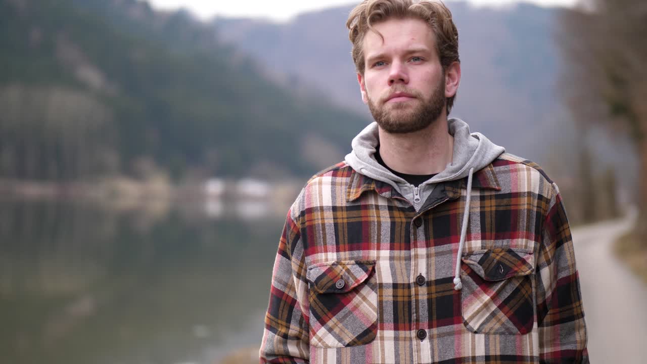 짧은 고개를 끄덕인 후, 금발의 젊은 남자가 단호한 표정으로 행진합니다.