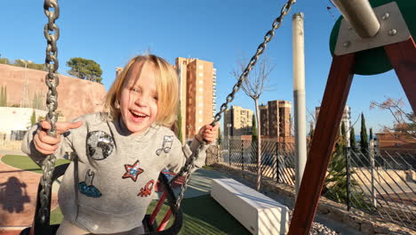 Niña-En-Un-Columpio-De-Cadena