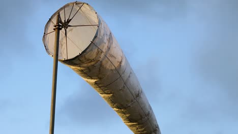 windsock schwankt im wind, große ozeanstraße