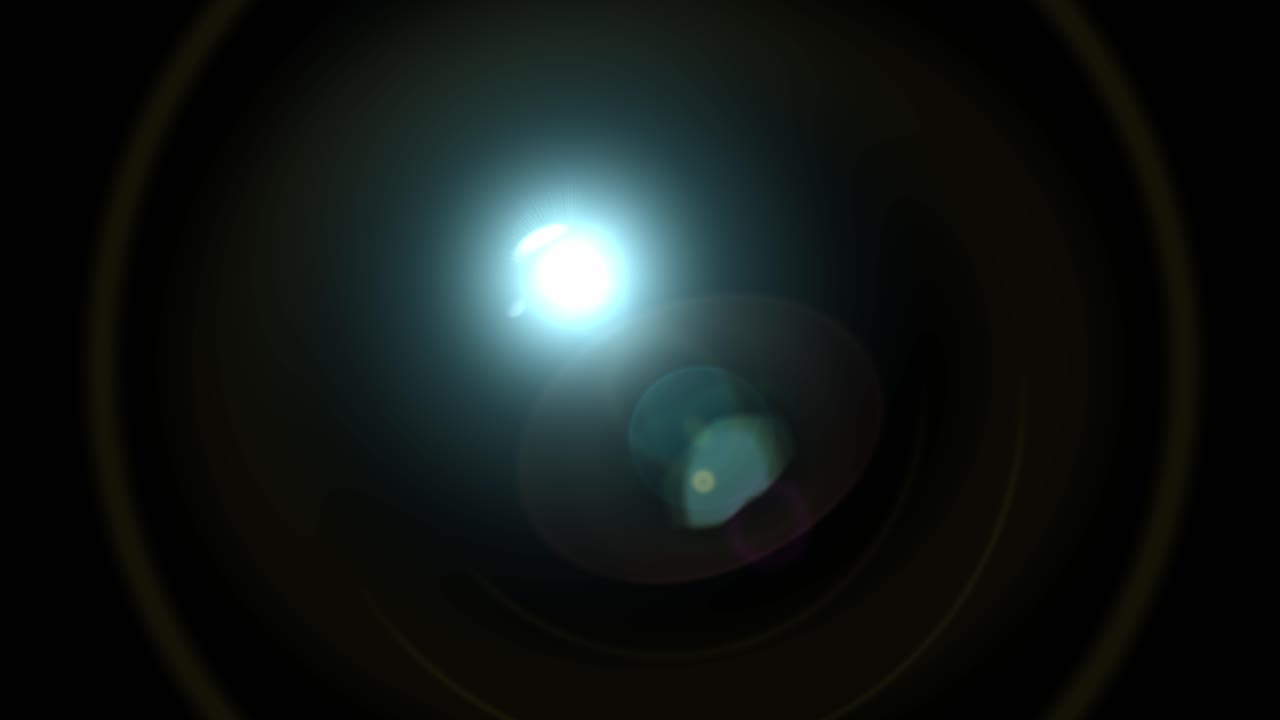 Weicher und organischer Canon Sumire 85mm Festbrennweiten-Lens-Flare, von links nach rechts bewegend. Isoliert auf Schwarz, perfekt für VFX-Compositing oder als Light-Leak-Overlay.