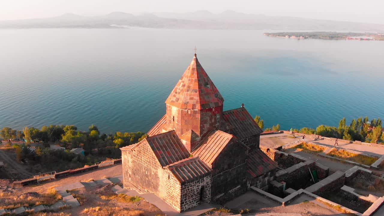 vista aérea complejo del monasterio armenio de sevanavank en la ciudad de sevan con panorama del lago azul al amanecer. famoso punto de referencia turístico en el cáucaso. concepto de viaje de armenia