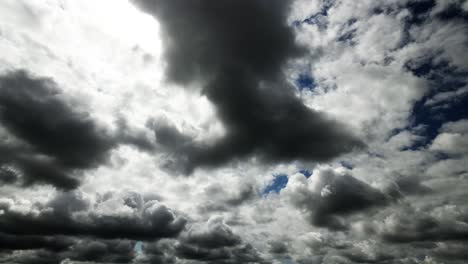 impresionante lapso de tiempo de nubes en un cielo azul con el sol ardiendo