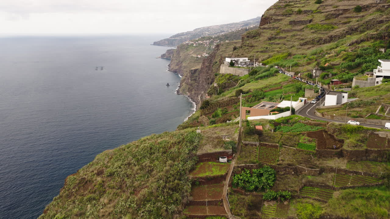 Vista aérea de campos en terrazas en una ladera costera empinada