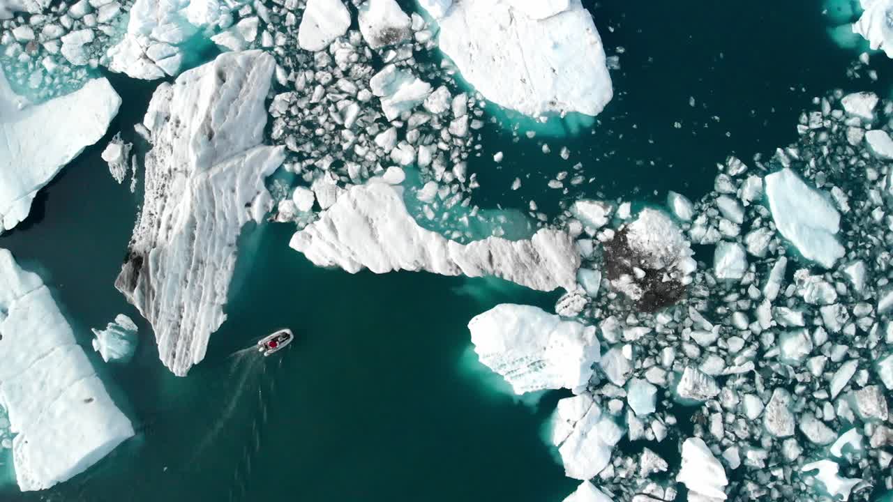 viajando en un lago glacial en alaska - vista superior