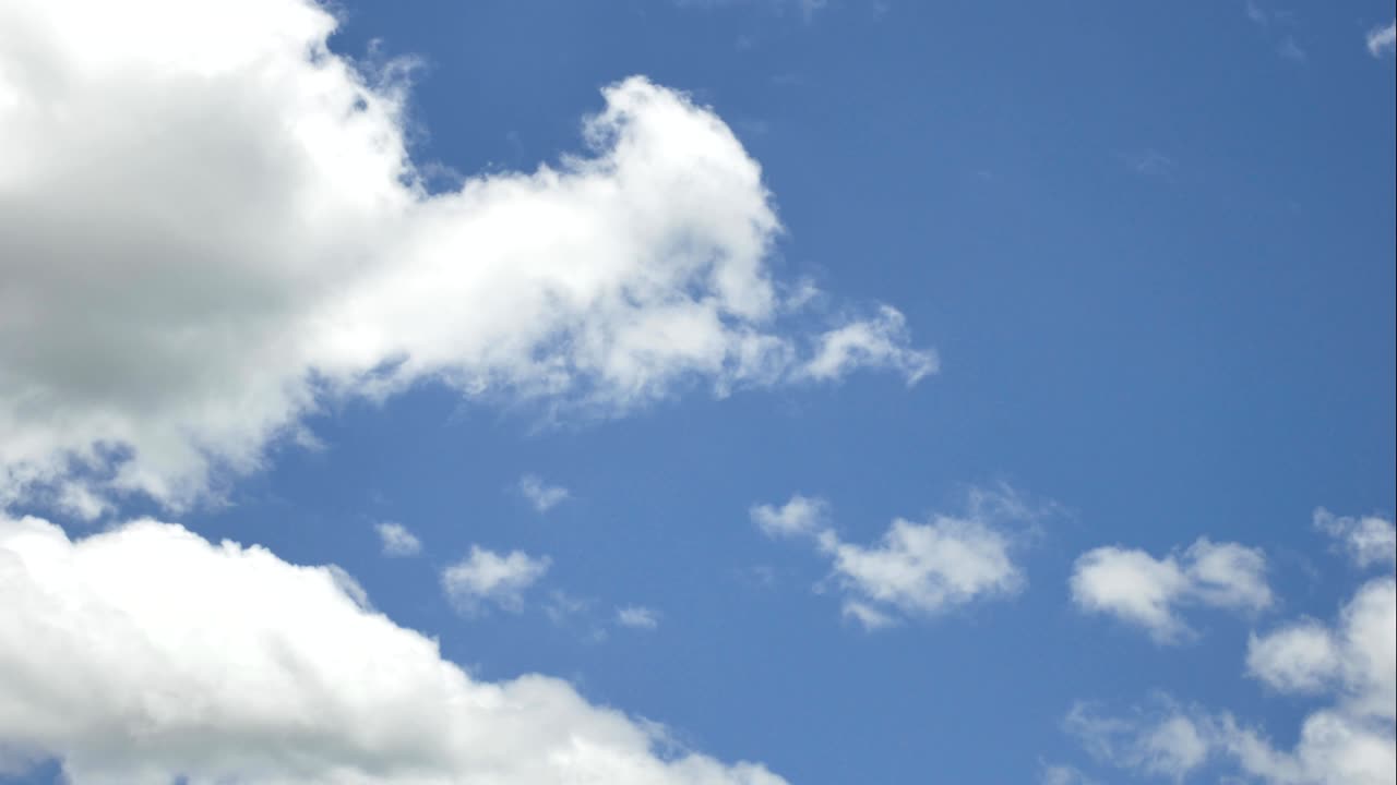 파란 하늘 배경에 있는 색 은 구름의 시간 경과