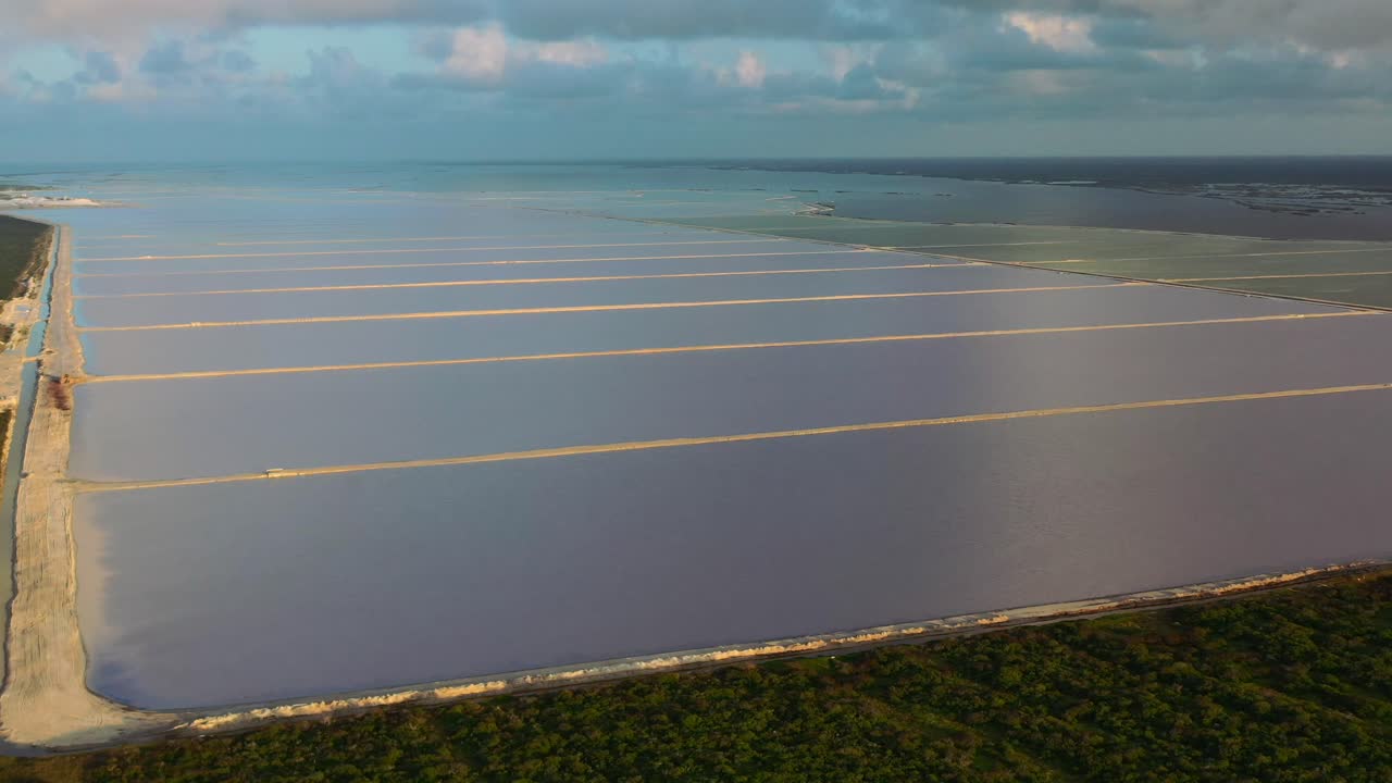 석양 멕시코의 라스 coloradas 핑크 호수의 넓은 영화 공중