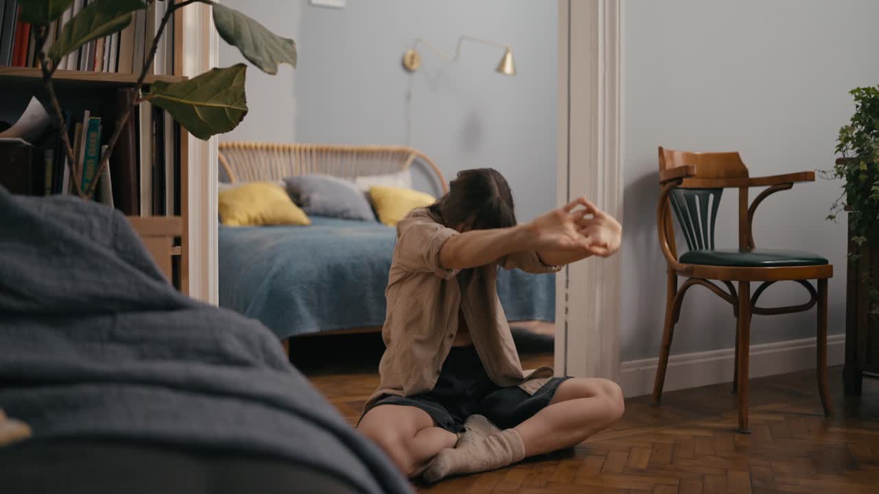 женщина растягивается в спальне.